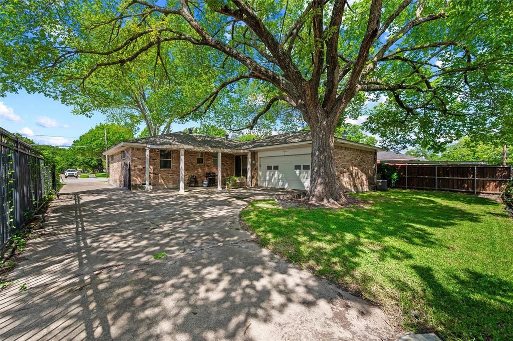 Photo of 2536 Saint Francis Avenue, Dallas, TX 75228 (MLS # 21316221)
