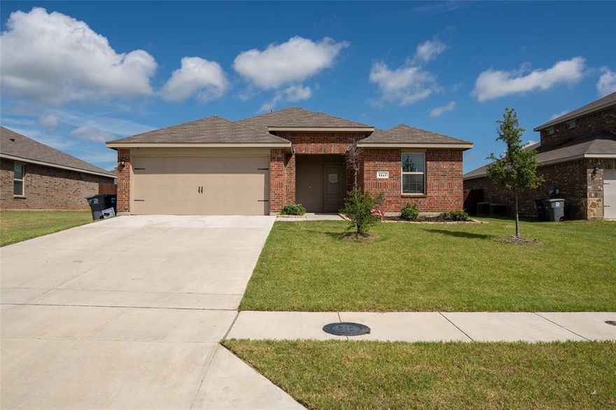 3-bedroom, 2-bath home in Wellington Farms, built in 2023. This single-story home features an open-concept layout with a spacious kitchen boasting an oversized island, stainless steel appliances, granite countertops, and a walk-in pantry with carpeted bedrooms for comfort. The primary suite offers a walk-in closet and ensuite bath with a stand up shower. The home sits on a large lot with full sprinkler system and landscaping. 

Located in a pedestrian-friendly community with walking trails, green spaces, and access to Mesquite ISD schools. Easy access to highways and downtown Dallas.