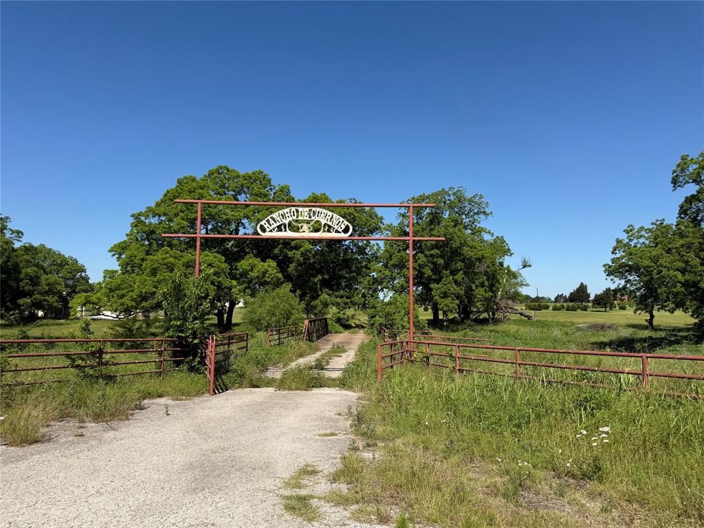 Photo of 2191 Business Highway 377, Whitesboro, TX 76273 (MLS # 21267277)