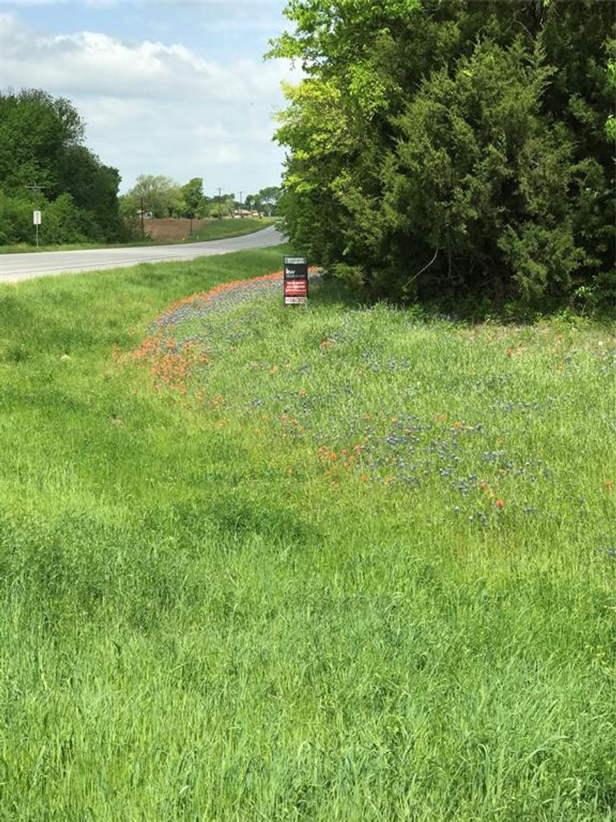 Come build your dream house on this corner 6.62 Acres unimproved with small pond.Close to town of Whitewright located at the corner of State Highway 11 and County Road 4321. 1285 ft. road frontage on Highway 11. No utilities on property. Located in Whitewright ISD.
