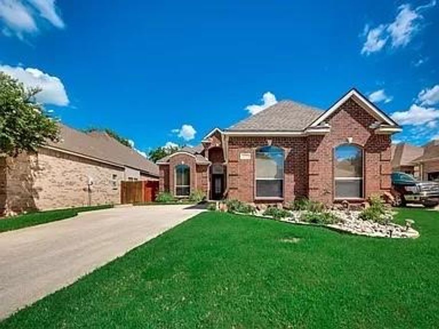 This beautiful 3-2 home is within minutes from DFW airport, Highways 121, 183, 360, Glade Park shopping center and excellent restaurants. Home is in a small, quiet gated community. Tall ceilings, great layout, granite countertops, breakfast nook with window seats, oversized primary bedroom, new carpet, plantation shutters, crown molding are just few of the things you will fall in love with!
Pets are allowed on a case by case basis. Available for immediate move in.