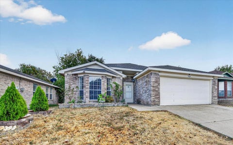 Photo of 9929 Long Rifle Drive, Fort Worth, TX 76108 (MLS # 21387519)