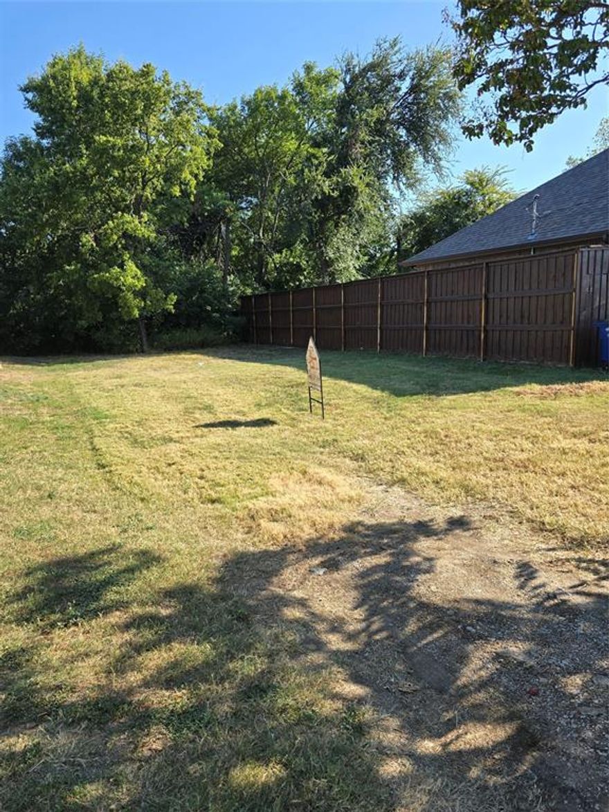 VAC LOT AT CORNER WITH 2 ADDITIONAL LOTS BY SIDE THAT CAN BE LEASED TOGETHER OR SEPERATE. 
PROPERTY IS LOCATED NEAR TRINITY GROVE AND WITHIN WALKING DISTANCE OF LAKEWEST LAKE, PUBLIC LIBRARY, AND RECREATION CENTER.