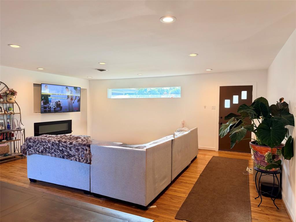 10208 San Lorenzo Drive