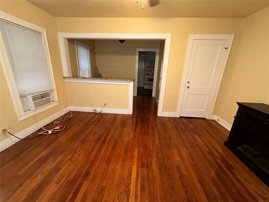 Live in the heart of Monticello! Wonderfully cozy first floor apartment in a well-maintained historic building, just a few blocks from everything that downtown Fort Worth has to offer. Private garage parking space, private washer and dryer, granite counters, gas stove, microwave, and refrigerator included.