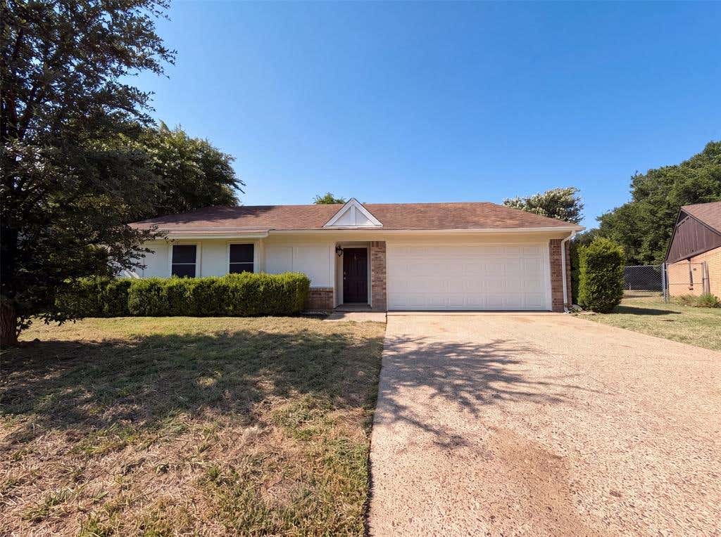 Photo of 1713 Steinburg Lane, Fort Worth, TX 76134 (MLS # 21350589)