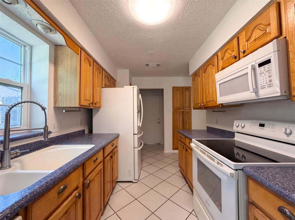 Photo of 1713 Steinburg Lane, Fort Worth, TX 76134 (MLS # 21350589)