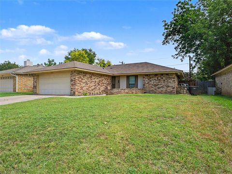 Photo of 7325 S Meadow Drive E, Fort Worth, TX 76133 (MLS # 21302992)