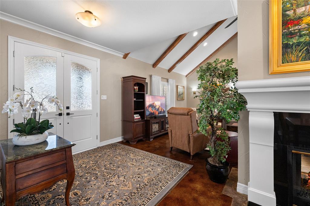 8903 Ravenswood Road