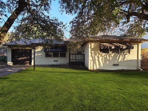 Photo of 1811 W College Street, Sherman, TX 75092 (MLS # 21366513)