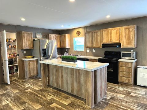 Photo of 312 Candlewood Circle, Gainesville, TX 76240 (MLS # 21248813)