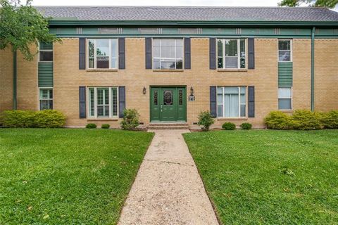 Photo of 4820 Amesbury Drive #E130, Dallas, TX 75206 (MLS # 21249095)