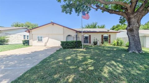 Photo of 1107 Waverly Drive, Arlington, TX 76015 (MLS # 21212609)