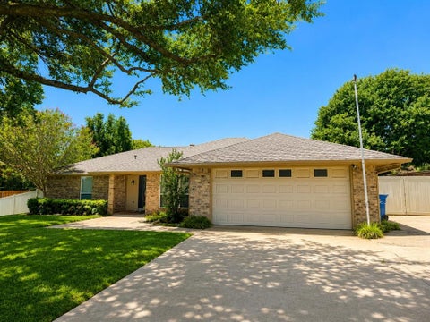 Photo of 3313 Lakeview Drive, Grapevine, TX 76051 (MLS # 21357935)