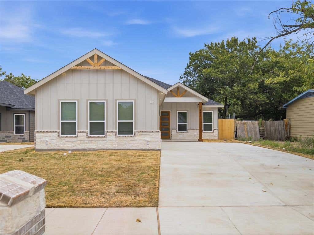 Photo of 3017 Donalee Street, Fort Worth, TX 76105 (MLS # 21342065)