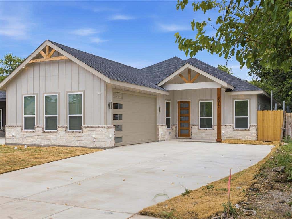 Photo of 3017 Donalee Street, Fort Worth, TX 76105 (MLS # 21342065)