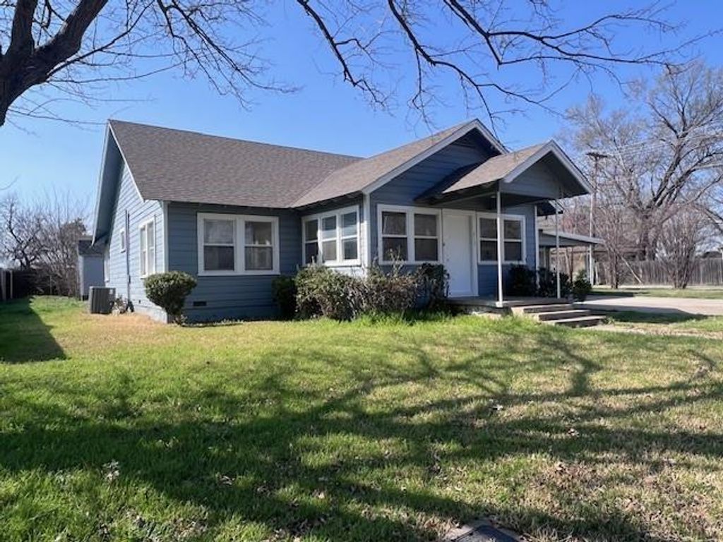 Photo of 413 N 10th Street, Sanger, TX 76266 (MLS # 21194073)