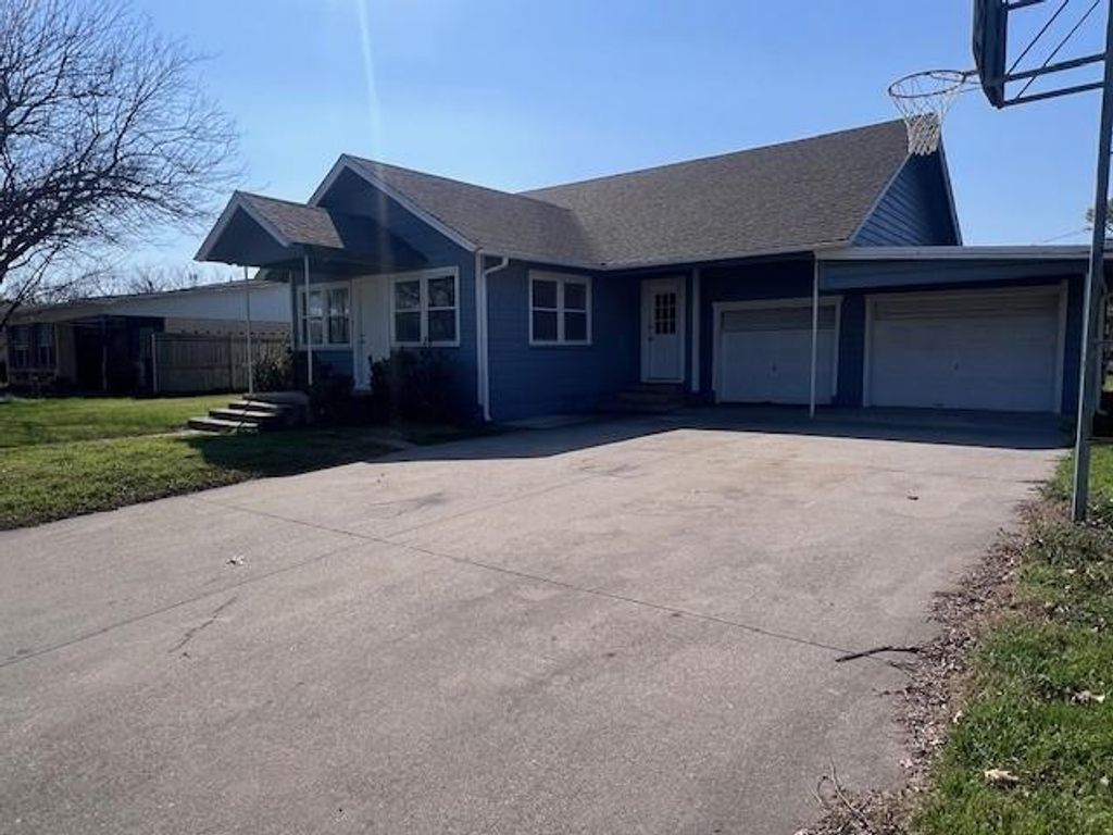 Photo of 413 N 10th Street, Sanger, TX 76266 (MLS # 21194073)