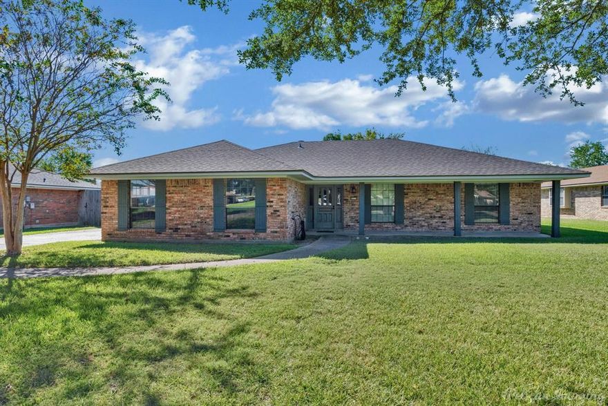 You must see this remodeled home on a large lot in Palmetto Park! Location, location location! Three bedrooms and two baths. Remodeled kitchen is a chef's dream with double ovens and beautiful granite counters. Primary bath has a huge walk in tile shower and lots of storage. Large closet in primary bedroom. Sunroom off of the living room could make a great playroom or home office! Large fenced backyard. Brand new hot water heater in 2025, new roof in 2020, and bathrooms, kitchen, and floors were updated in 2017. Currently zoned for Legacy Elementary,BIS,BMS,BHS. Call your favorite realtor today to make an appointment to see!