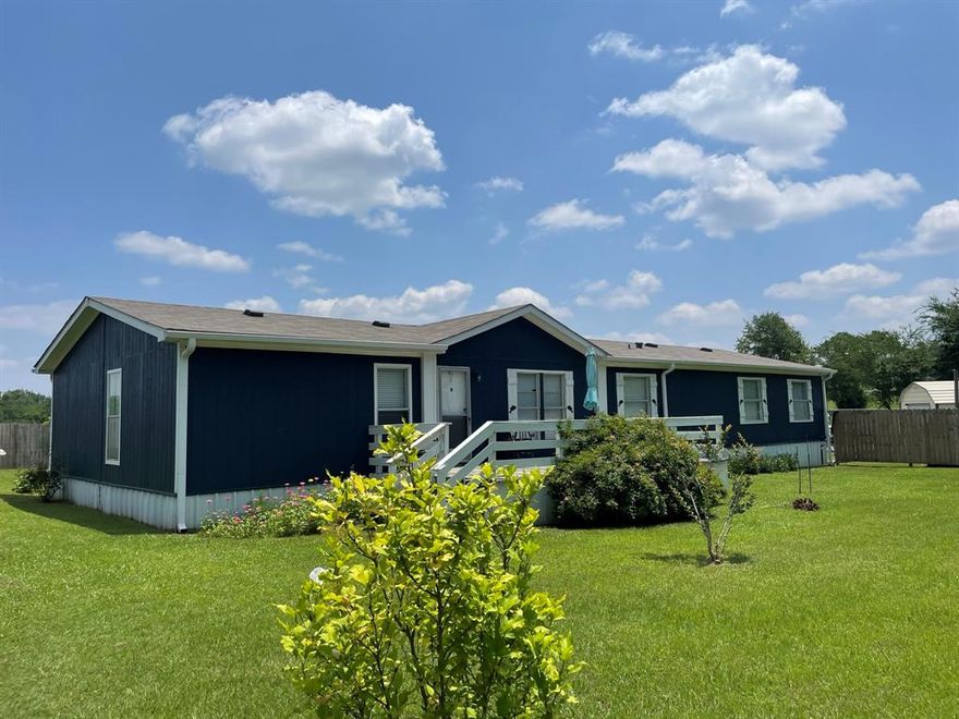 REALLY CUTE WELL MAINTAINED 4B2B home on .84AC outside city limits, but close to town. Enjoy this spacious manu home with 3 living areas, 1 covered 18x12 porch with ramp, 1 open area porch and a covered deck just off the utility room. Partially fenced with carport, 12x24 shop, Nice yard and quiet neighborhood. Between Houston and Dallas, just minutes from I-45 and near the growing town of Fairfield.  County-maintained blacktop road. All information is deemed reliable, buyer, agent to verify.