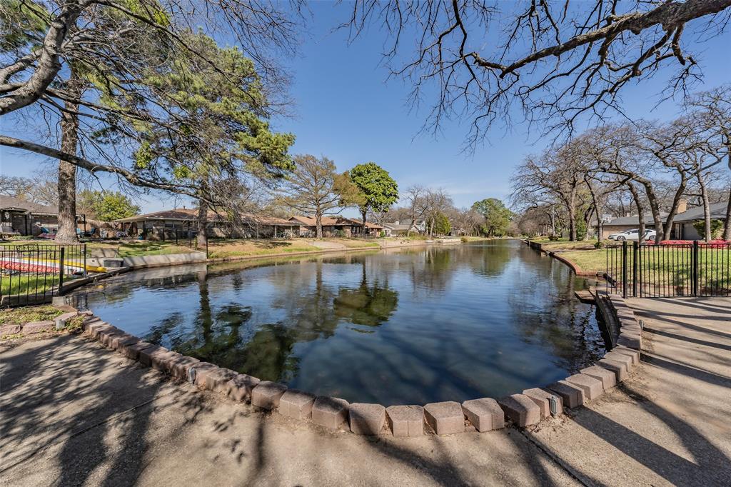 2415 Lakeview Circle