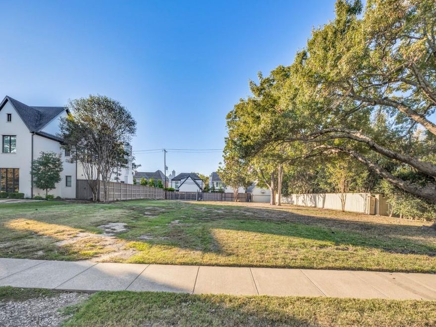 Perfect opportunity to build a new constuction home right in the heart of University Park! This rare OVERSIZED and CLEARED lot is 105 x 160 and a generous .3860 acres. Walking distance to some of UP's best parks, restaurants and shopping.