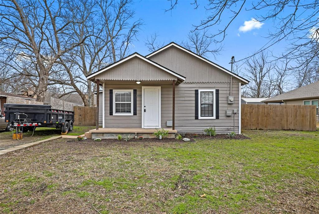 Photo 1 of 15 — 1009 Oak Street, Bonham, TX 75418