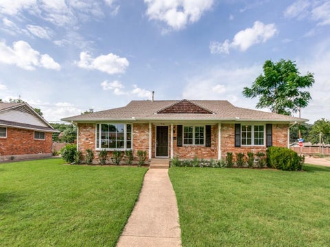 Photo of 912 Fernwood Drive, Richardson, TX 75080 (MLS # 21342199)