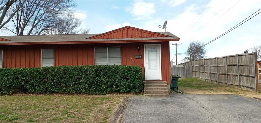 Charming 1 bed, 1 bath duplex in a great location. Centrally located near Grocery, Retail and Restaurants. State Highway access down Northwest hwy in either direction or a short car ride up to Historic Main street for safe activities to enjoy with friends or family. No Pets. Come see it today!