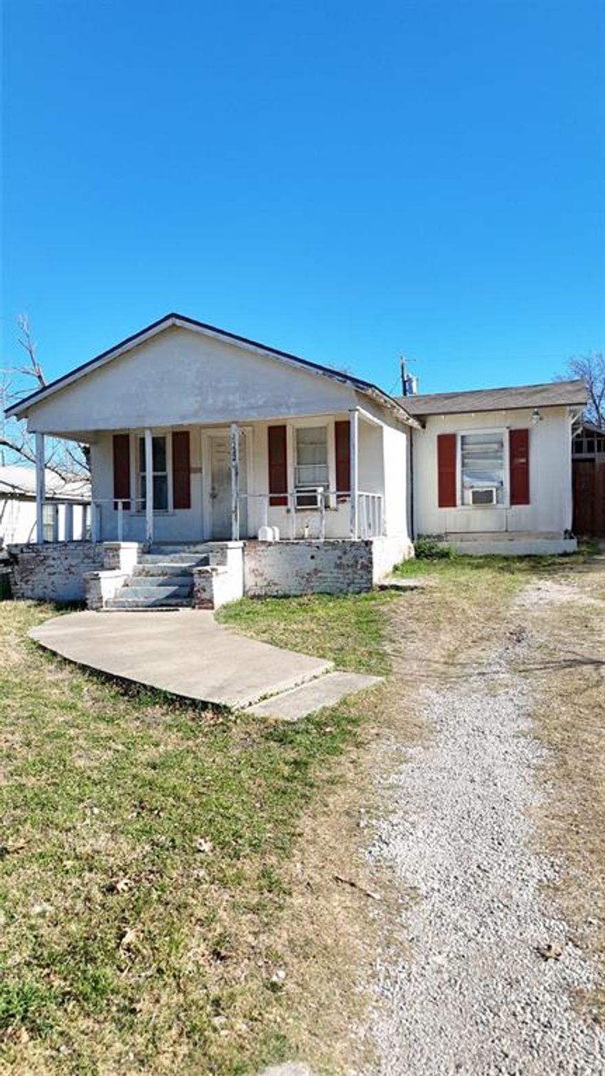 Rare opportunity just 5 minutes from the Stockyards! Situated on a spacious 7,000 sq ft lot, this property is perfect for investors ready to renovate and restore or tear down and build new. With ample space and unbeatable location, the potential here is incredible. Don’t miss your chance to capitalize on this prime investment opportunity. Cash buyers only.