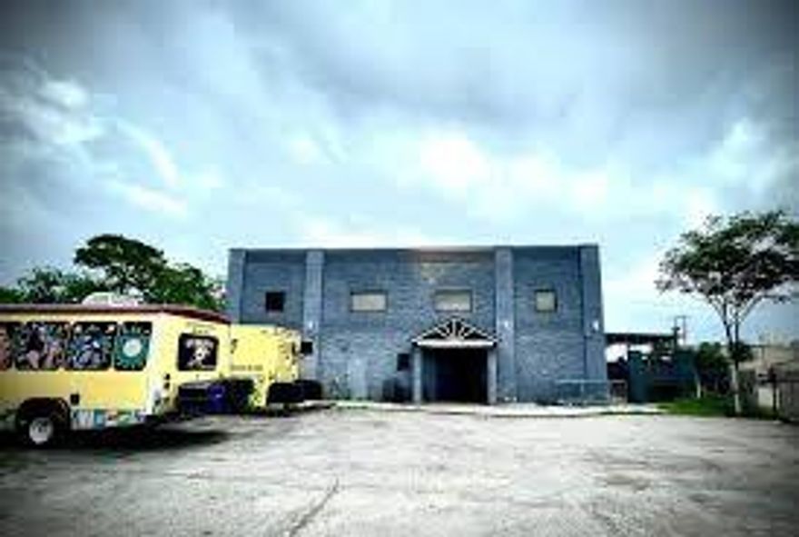 Up and coming location in S. Dallas. Large two story building with two outdoor areas, elevator, plumbed for and has a full kitchen and an abundance of private and gated parking. Great for a variety of uses.