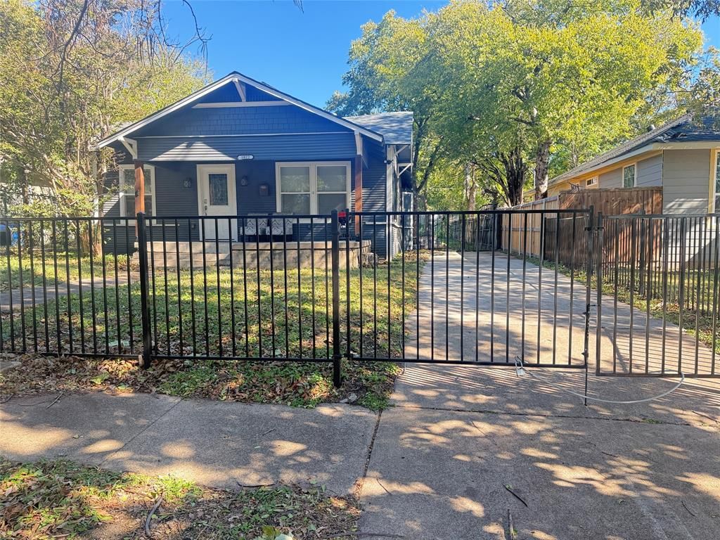 Photo for 1022 Wayne Street, Dallas, TX 75223 (MLS # 21101642)