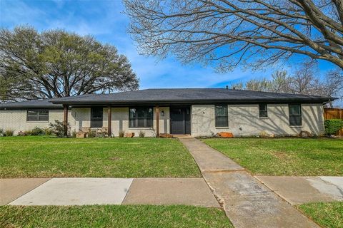 Photo of 1701 Brown Trail, Hurst, TX 76054 (MLS # 21203520)