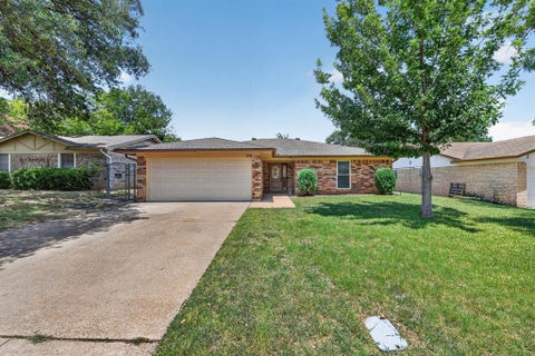 Photo of 3712 Holly Springs Drive, Fort Worth, TX 76133 (MLS # 21310815)