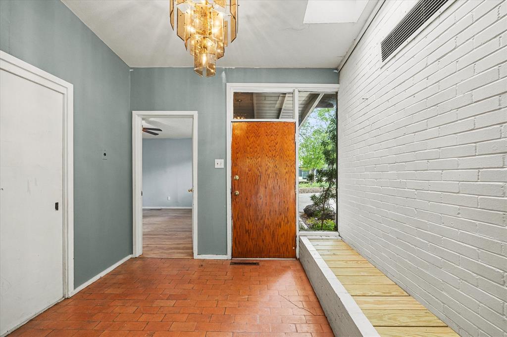 2822 S Glenbrook Drive