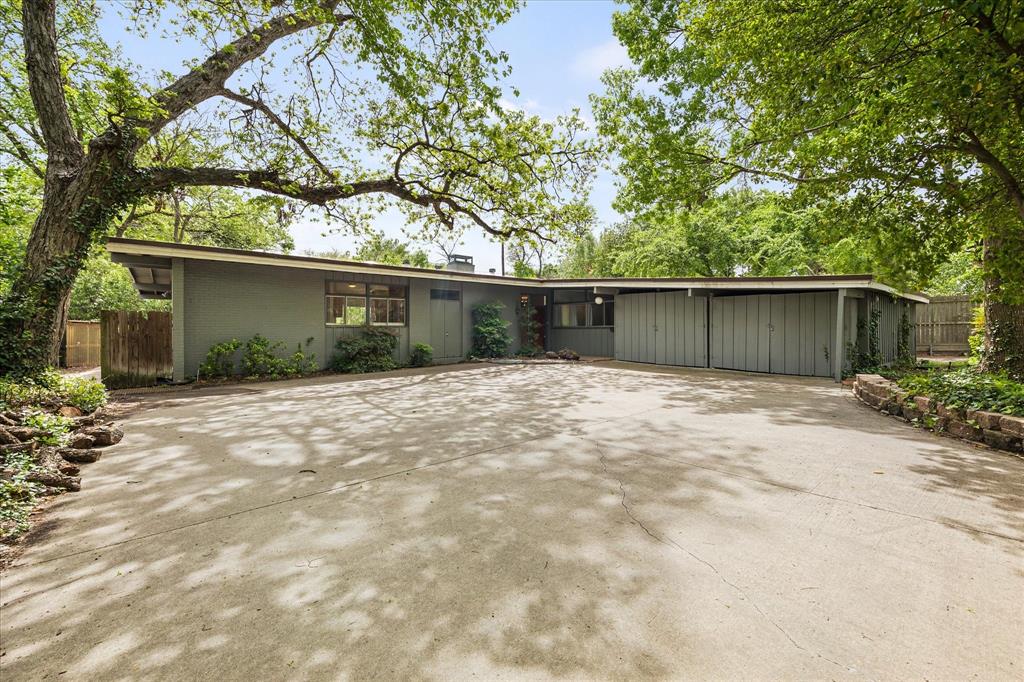 2822 S Glenbrook Drive