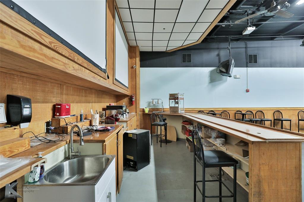 Mc Phail - Commercial Sale