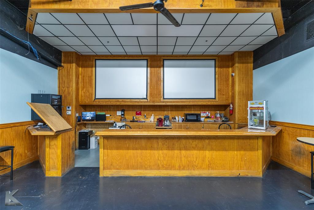 Mc Phail - Commercial Sale