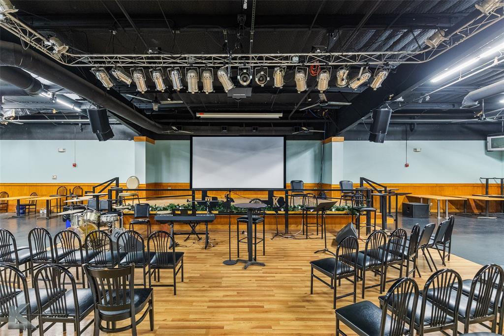 Mc Phail - Commercial Sale