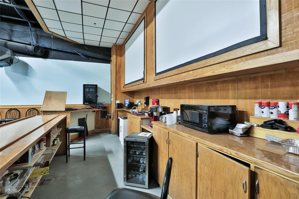 Mc Phail - Commercial Sale