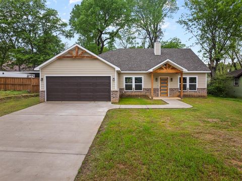 Photo of 226 Moreland St, Pittsburg, TX 75686 (MLS # 21226621)