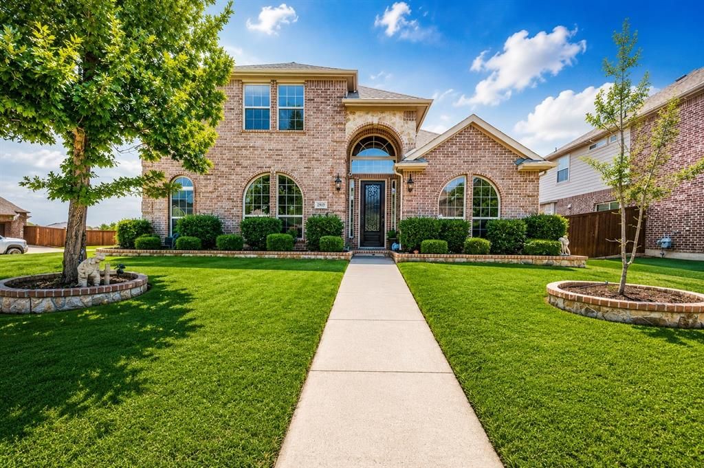 Photo of 2919 Sendero, Grand Prairie, TX 75054 (MLS # 21273130)