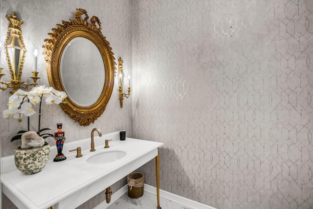 3802 S Versailles Avenue