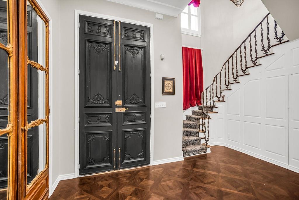 3802 S Versailles Avenue