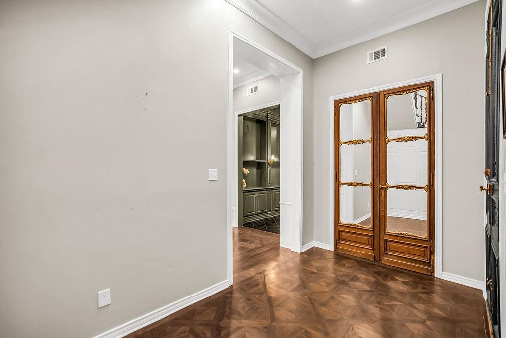 3802 S Versailles Avenue