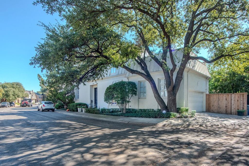 3802 S Versailles Avenue