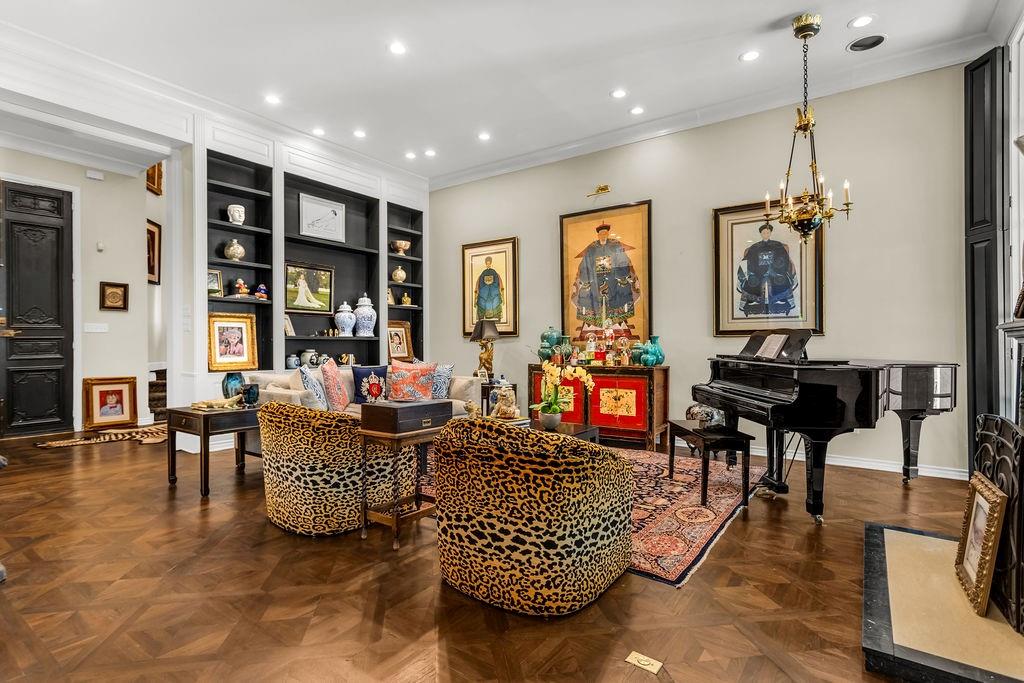 3802 S Versailles Avenue