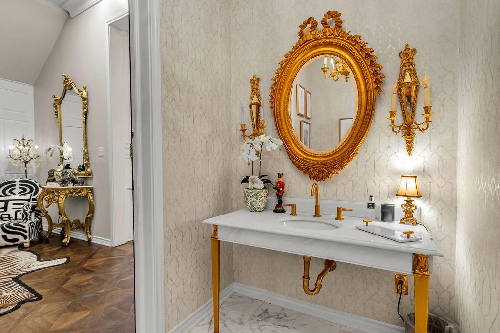 3802 S Versailles Avenue