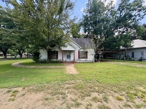 Photo of 201 W Daingerfield Street, Omaha, TX 75571 (MLS # 21211953)