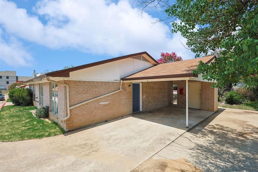 **Half Off Full Month's Rent** Welcome to your new home in Arlington, TX! This beautifully remodeled apartment offers two spacious bedrooms and a full bathroom. The open floor plan allows for plenty of natural light, creating a warm and inviting atmosphere. The apartment is designed with modern aesthetics in mind, offering a fresh and contemporary living space. As a special offer, we're giving you half off your first month's rent! This is a fantastic opportunity to settle into a comfortable and stylish new home in a prime location. Don't miss out on this great deal!